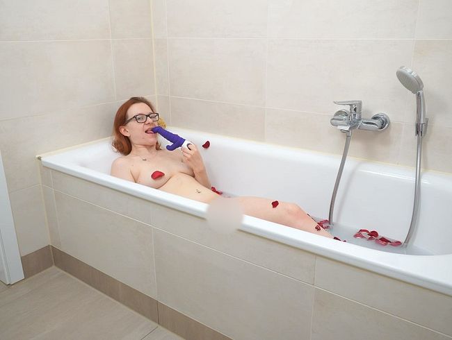 SophieKush Porno Video: Lass uns zusammen baden! Tiefer Orgasmus!